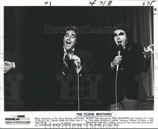 1978 Anthony Newley, Fred Travelena on "The Mike Douglas Show" - Historic Images