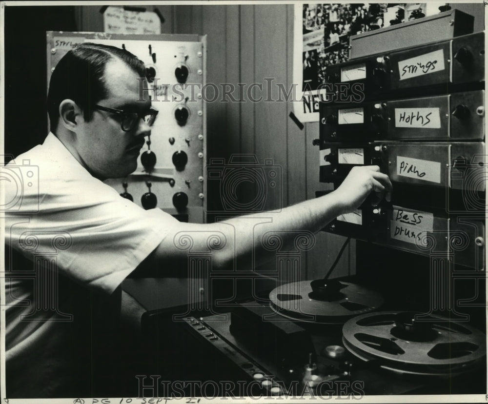 1969 Press Photo Billy Stubb, recording engineer, works on Ronnie Kole session.-Historic Images