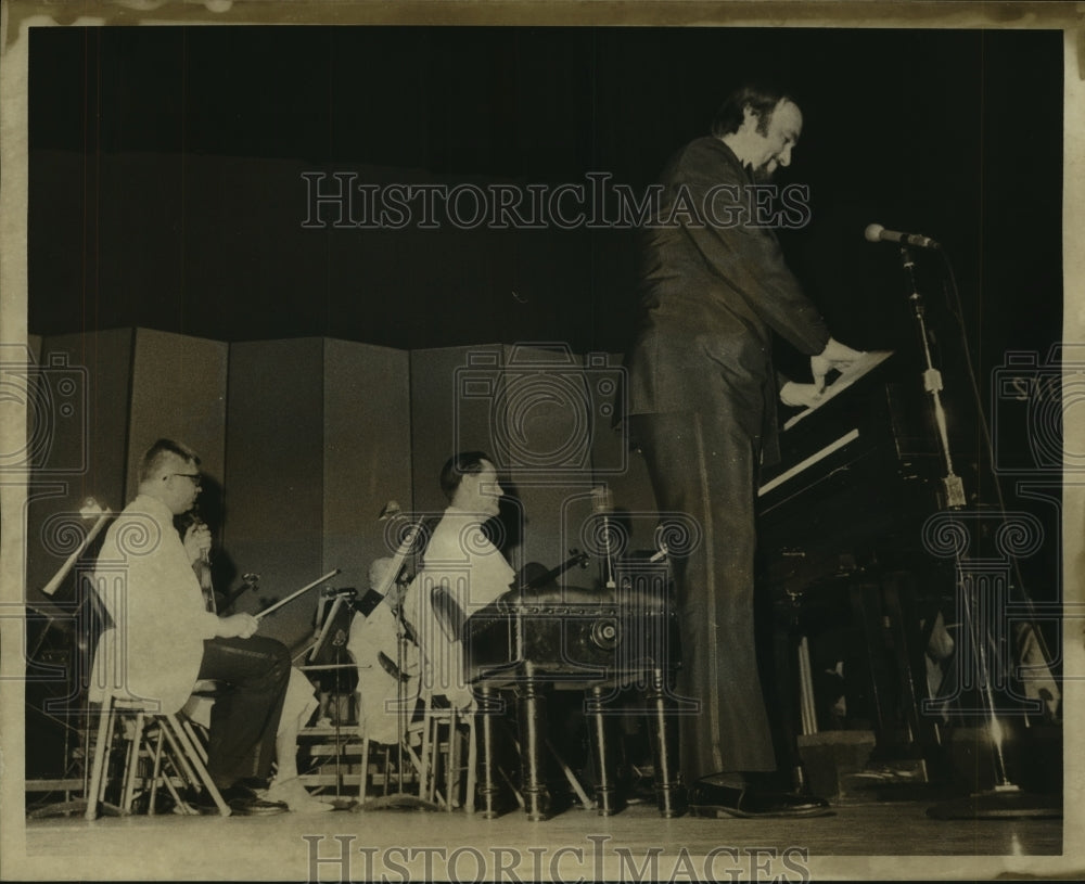 1971 Jazz pianist Ronnie Kole performs at Summer Pops Festival. - Historic Images