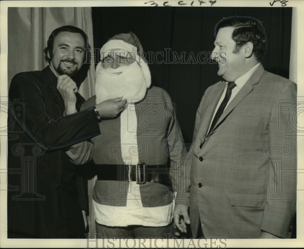 1971 Pianist Ronnie Kole with Santa Claus at Knights of Columbus. - Historic Images