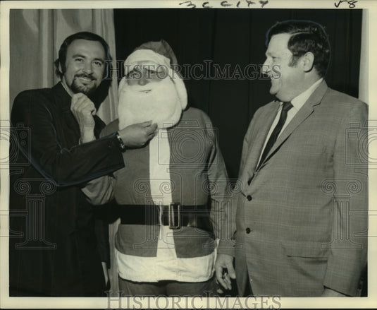 1971 Pianist Ronnie Kole with Santa Claus at Knights of Columbus. - Historic Images