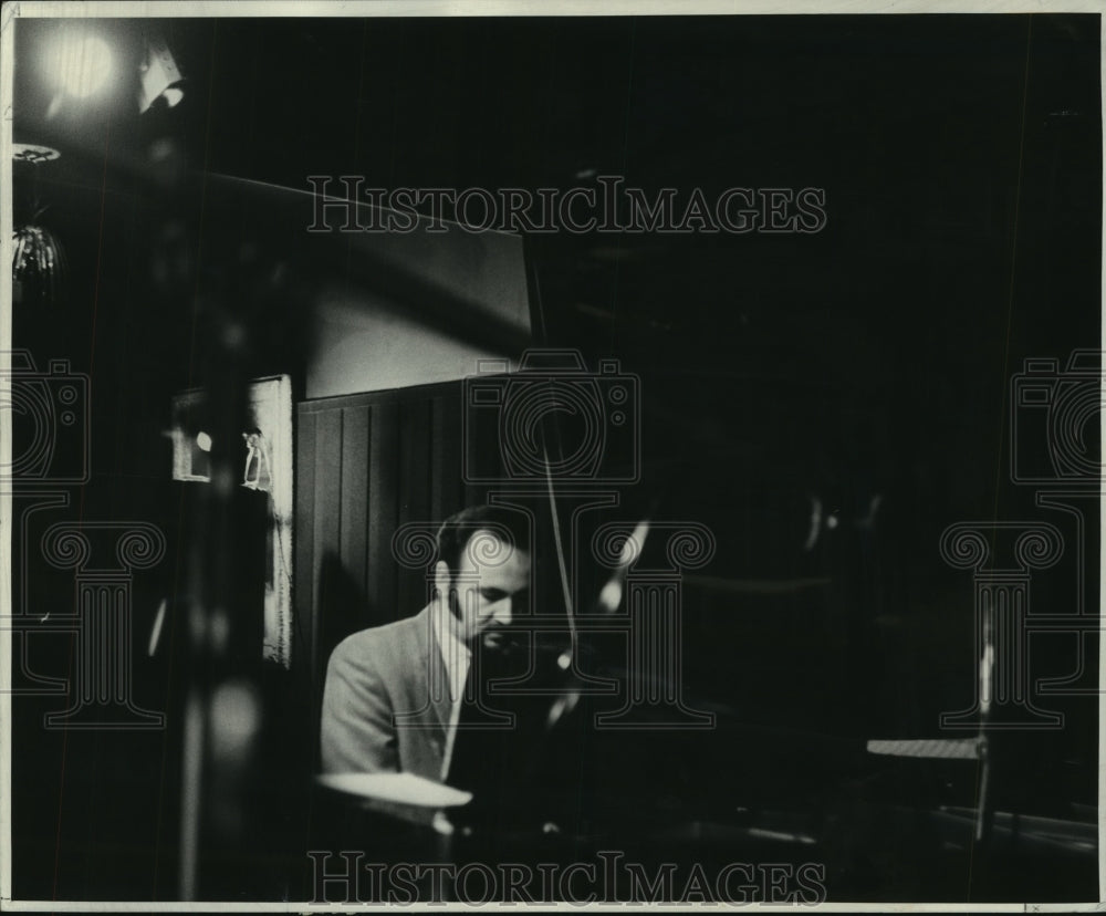 1969 Press Photo Ronnie Kole, jazz pianist, during recording session. - Historic Images