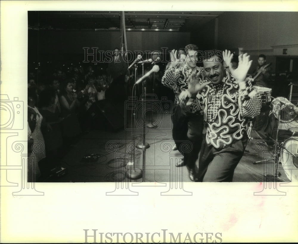 1993 Press Photo Members of the Ritmo Caribeno perform at the Hyatt Regency. - Historic Images