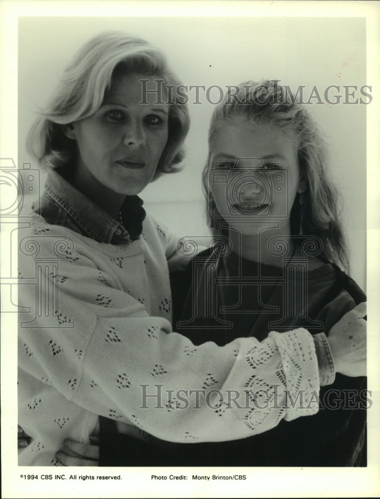 1994 Press Photo Alley Mills and Missy Crider in &quot;Love in the Dark Ages.&quot; - Historic Images