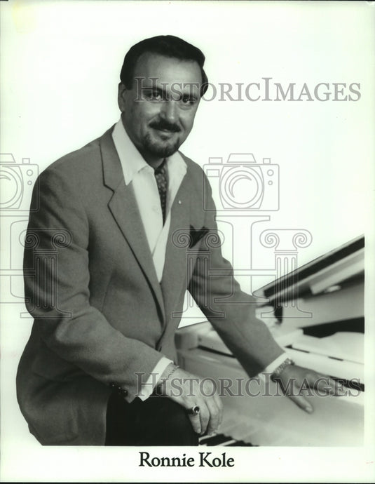 Press Photo Pianist Ronnie Kole Leaning On a Piano - nop16346-Historic Images