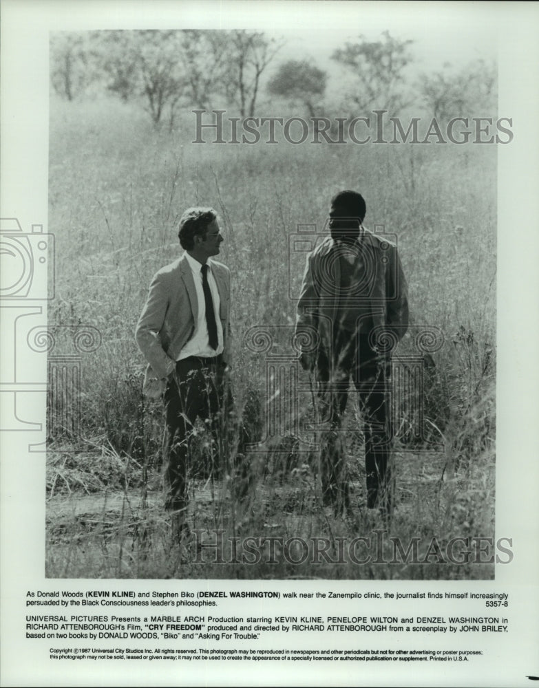 1987 Press Photo Kevin Kline and Denzel Washington, &quot;Cry Freedom&quot; - Historic Images