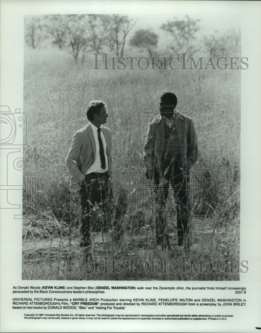 1987 Press Photo Kevin Kline and Denzel Washington, "Cry Freedom" - Historic Images