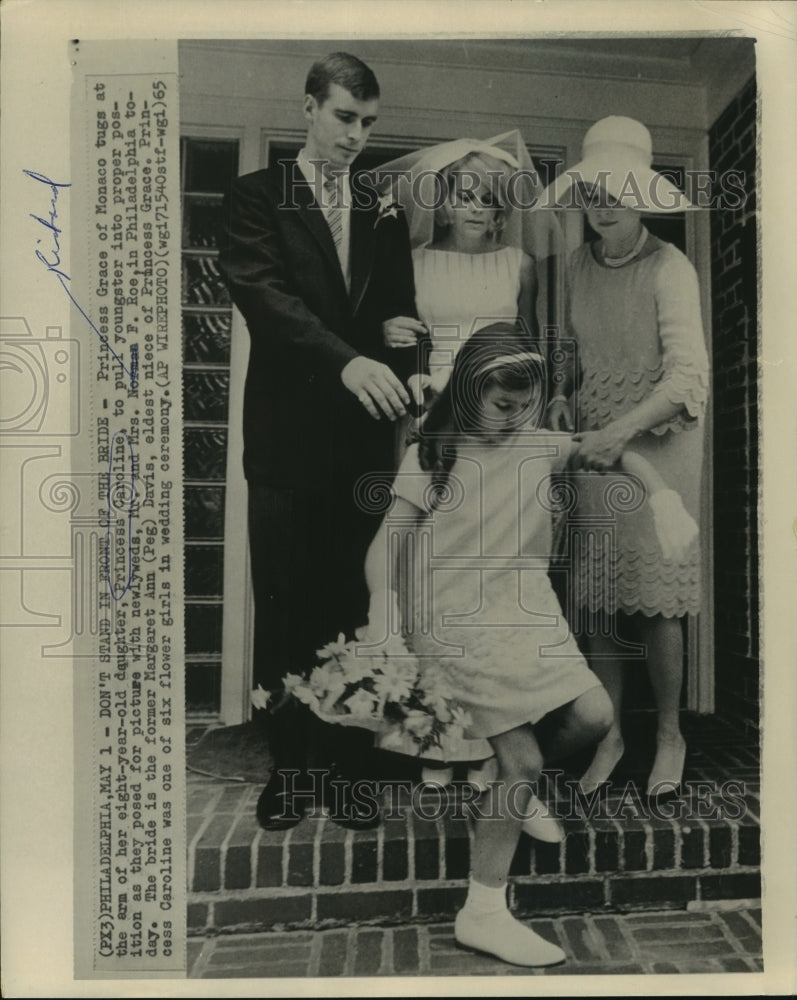 1965 Press Photo Princess Grace &amp; daughter Princess Caroline line up for picture - Historic Images