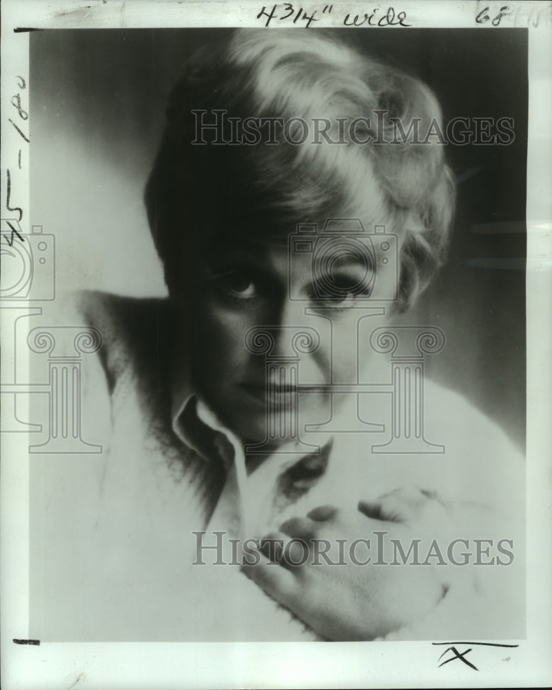 1976 Press Photo Pat Carroll stars in Under Papa's Picture, at Beverly Playhouse-Historic Images