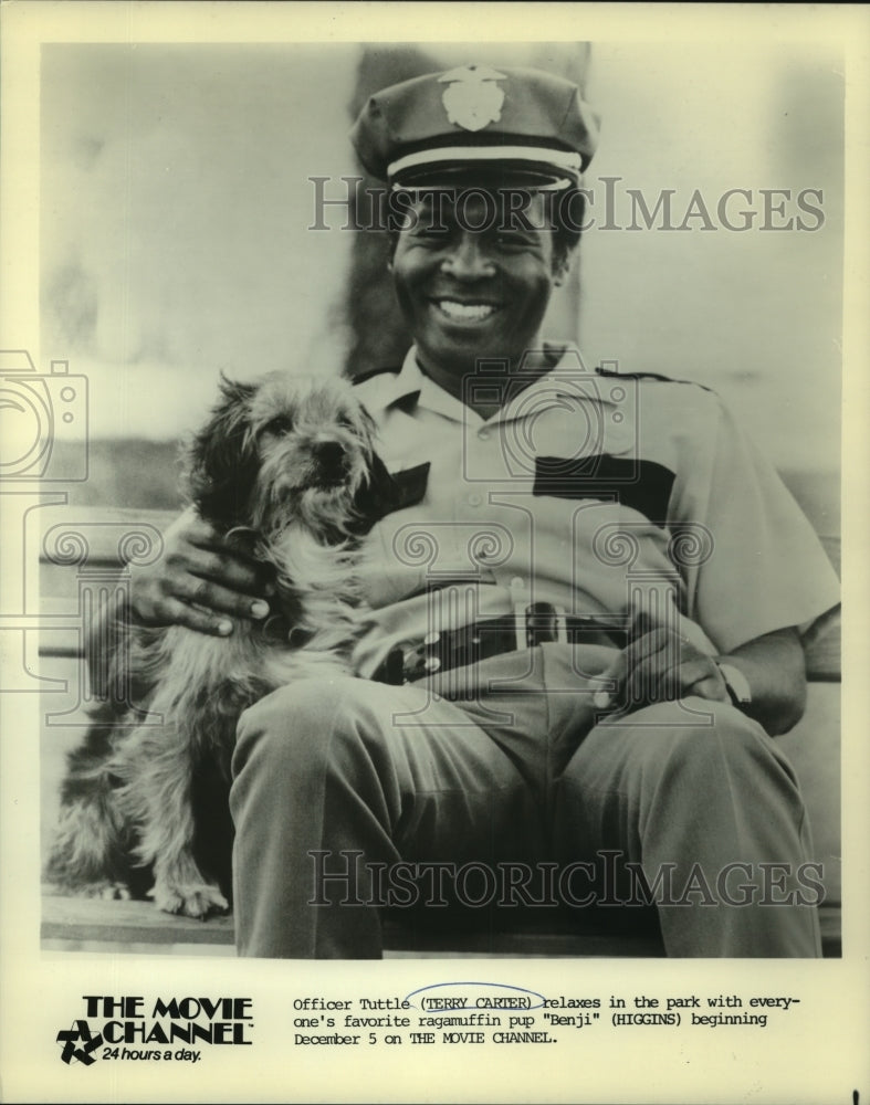 1980 Terry Carter and Higgins on park bench &quot;Benji&quot; - Historic Images