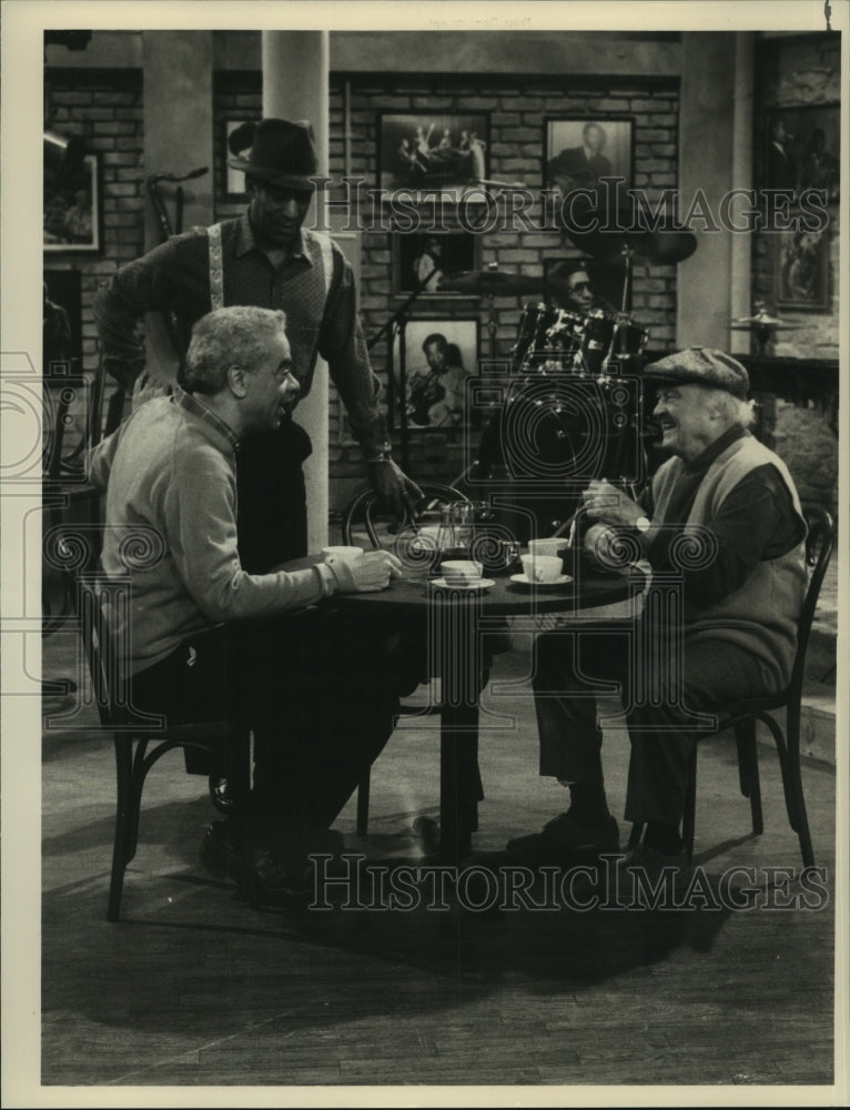 1988 Actor Earle Hyman, Bill Cosby on &quot;The Cosby Show: Drum Major&quot; - Historic Images