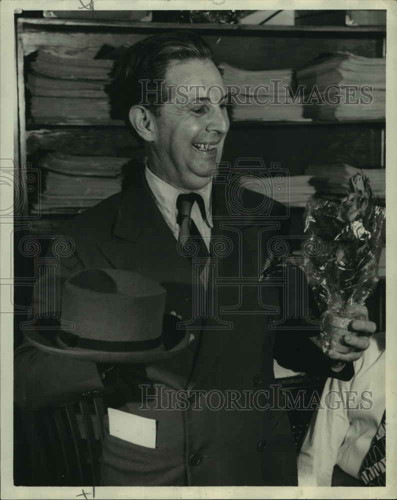 1947 Potted plant end of performance award for minstrel man - Historic Images