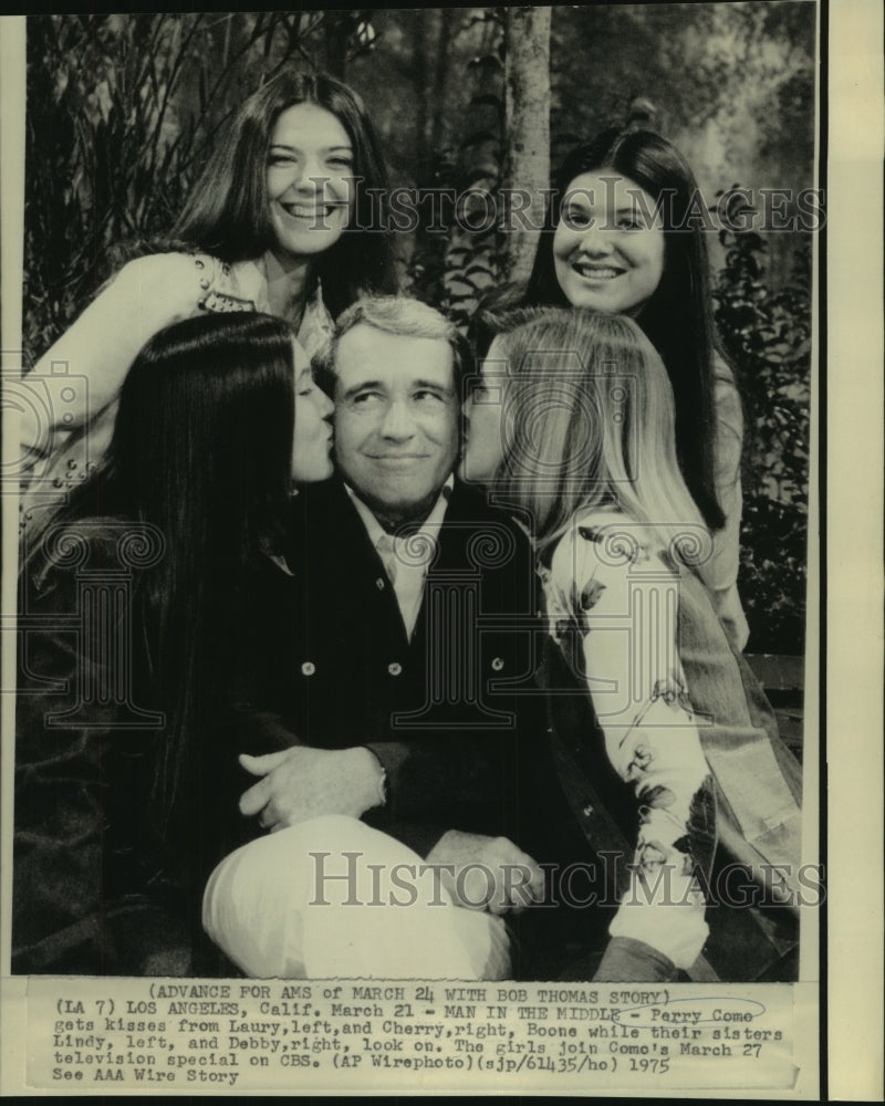 1975 Press Photo Perry Como gets kisses from Laura and Cherry Boone - nop18006-Historic Images