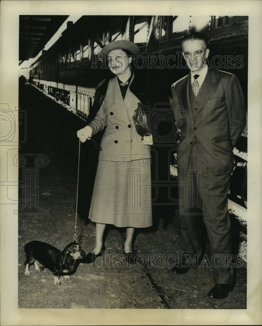 1950 Press Photo Actress Katharine Cornell and Mr. Roberts of the Poche Theater.-Historic Images