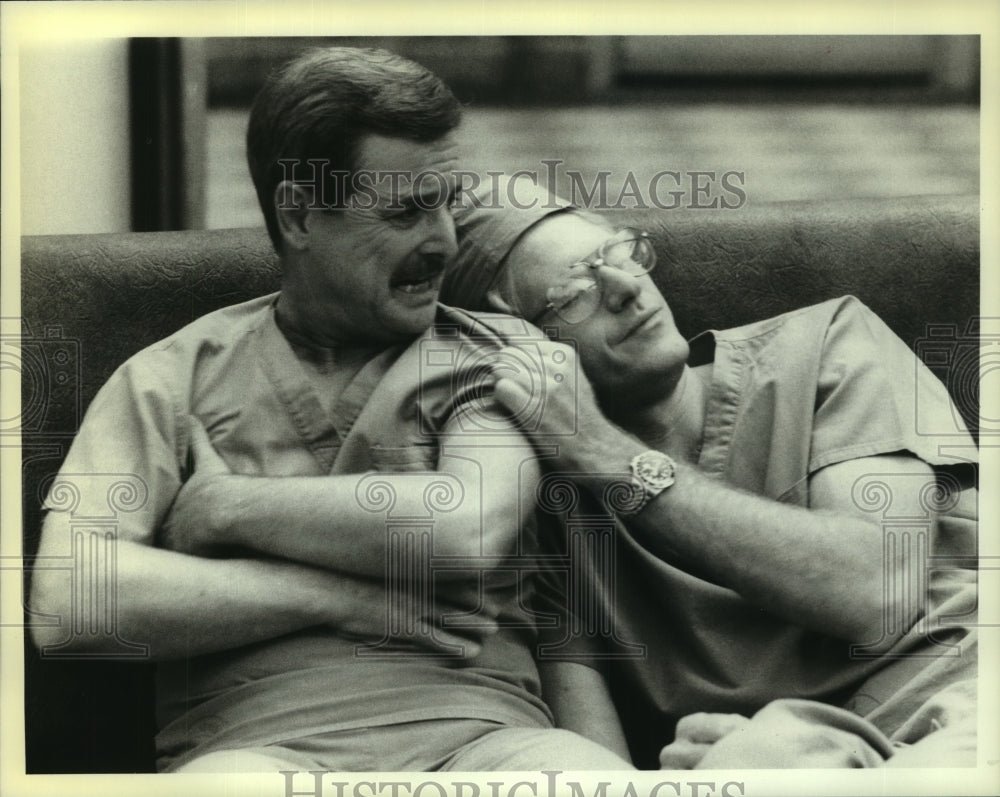 1986 Press Photo William Daniels &amp; Ed Begley Jr. in a scene from &quot;St. Elsewhere&quot; - Historic Images