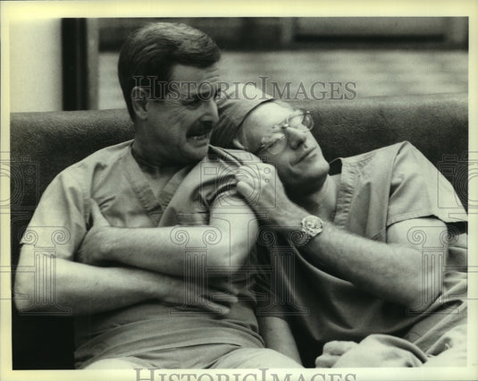 1986 Press Photo William Daniels & Ed Begley Jr. in a scene from "St. Elsewhere" - Historic Images