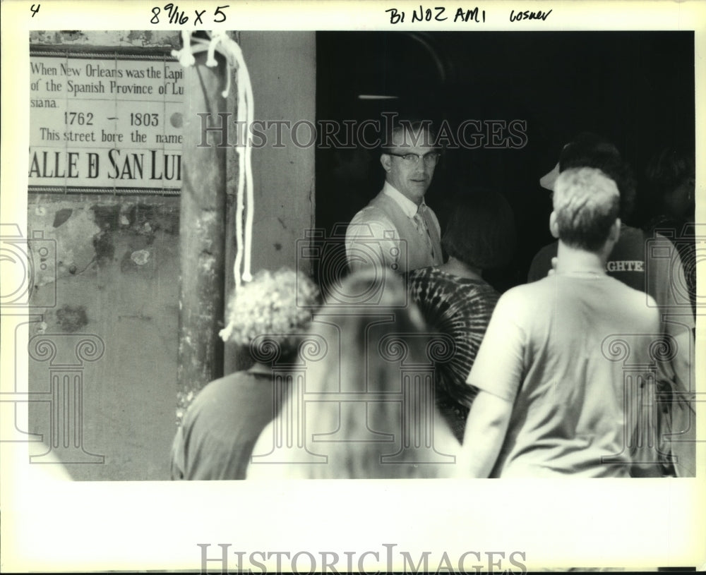 1991 Press Photo Fans get a closer look at Kevin Costner at Napoleon House - Historic Images