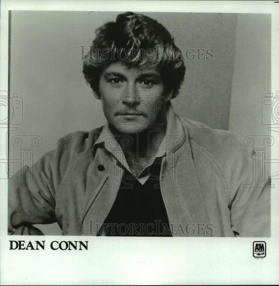 1980 Dean Conn, pop singer. - Historic Images