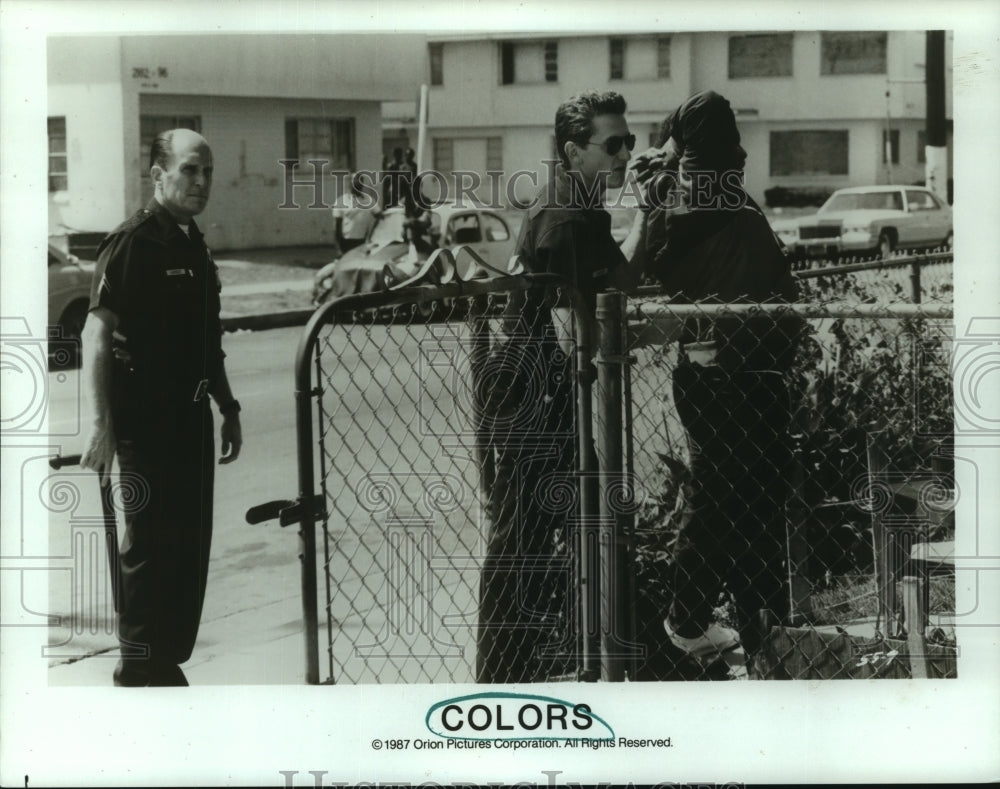 1987 Press Photo Stars in police character, walk a scene from &quot;Colors.&quot;-Historic Images