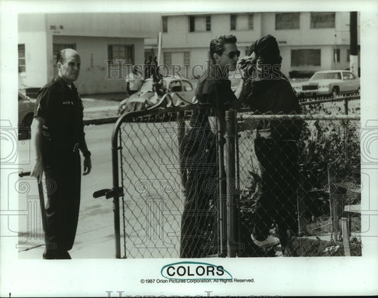 1987 Press Photo Stars in police character, walk a scene from "Colors."-Historic Images