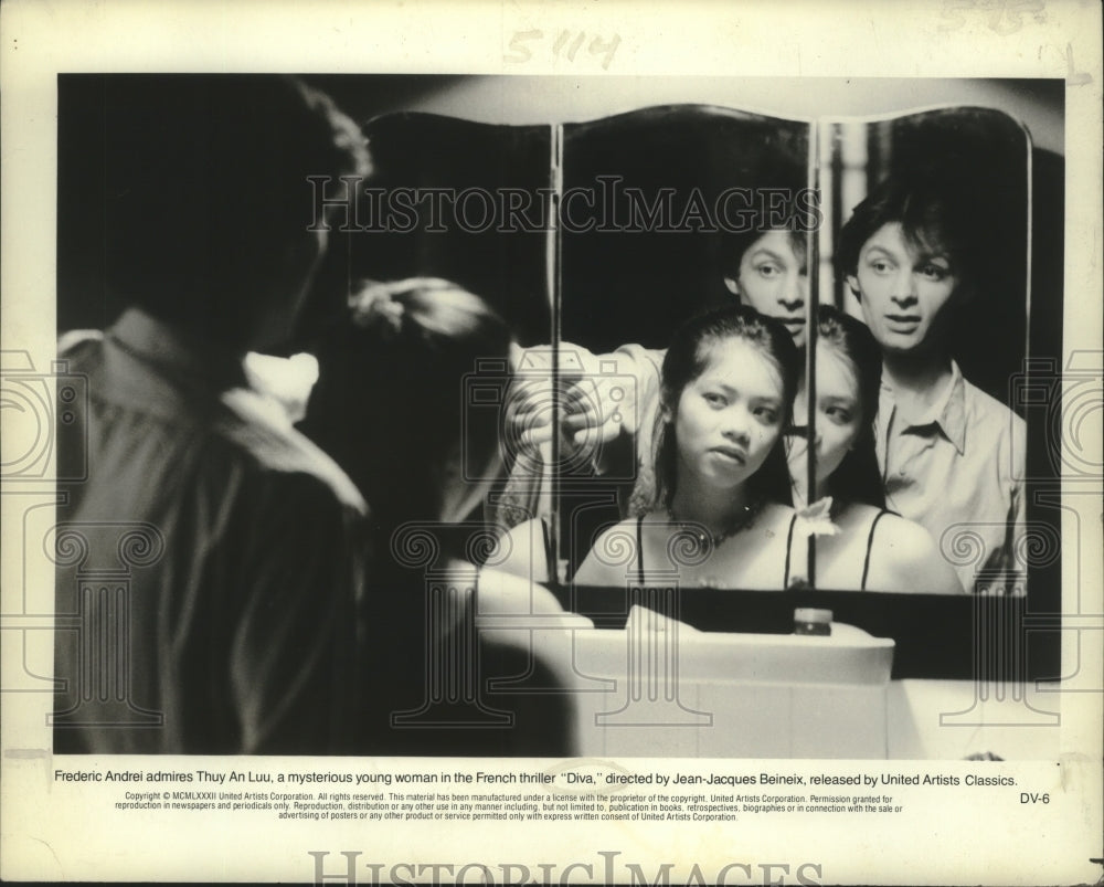 1982 Fredrick Andrei admires Thuy An Luu, &quot;Diva&quot; - Historic Images