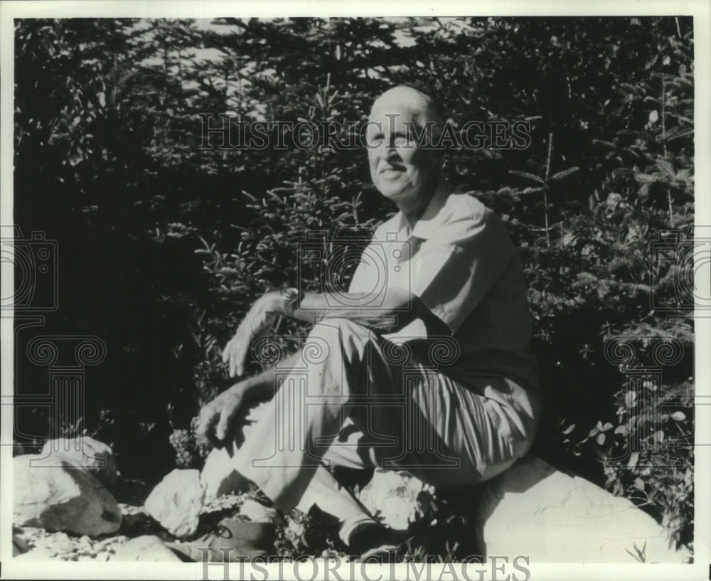 1980 Marlin Perkins on location filming People That Time Forgot. - Historic Images