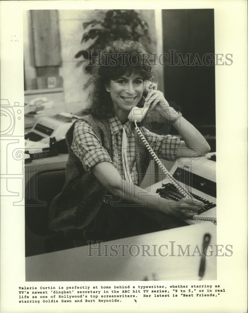 1982 Press Photo Valerie Curtin in a scene on 9 to 5, on ABC. - nop19536-Historic Images