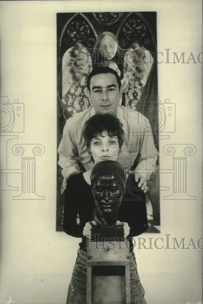 1975 Painter Suzanne Fosberg and sculptor Carl Cramer with their art - Historic Images