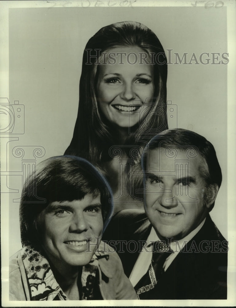 1973 Press Photo John Davidson &amp; others host Pasadena Tournament of Roses Parade-Historic Images