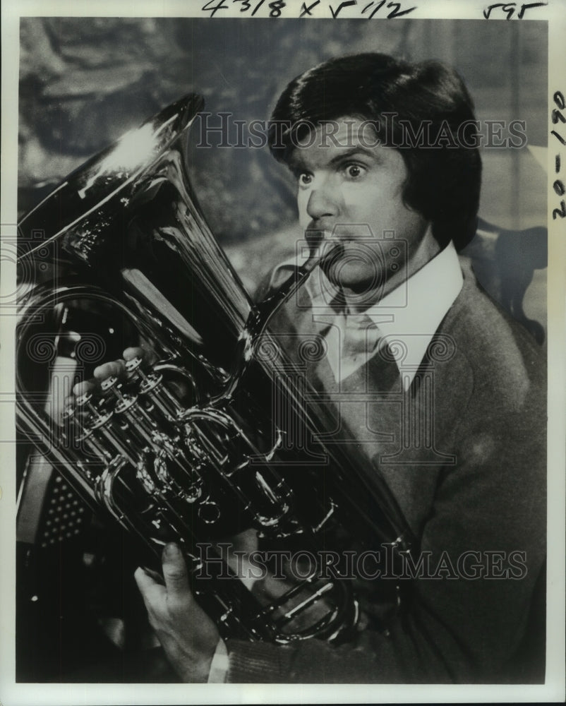 1976 John Davidson play musical instrument - Historic Images