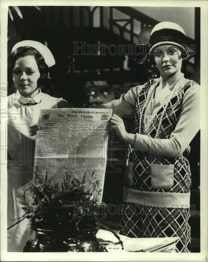 1977 Press Photo Lesley Ann Down and Jacqueline Tong, &quot;Upstairs, Downstairs&quot; - Historic Images