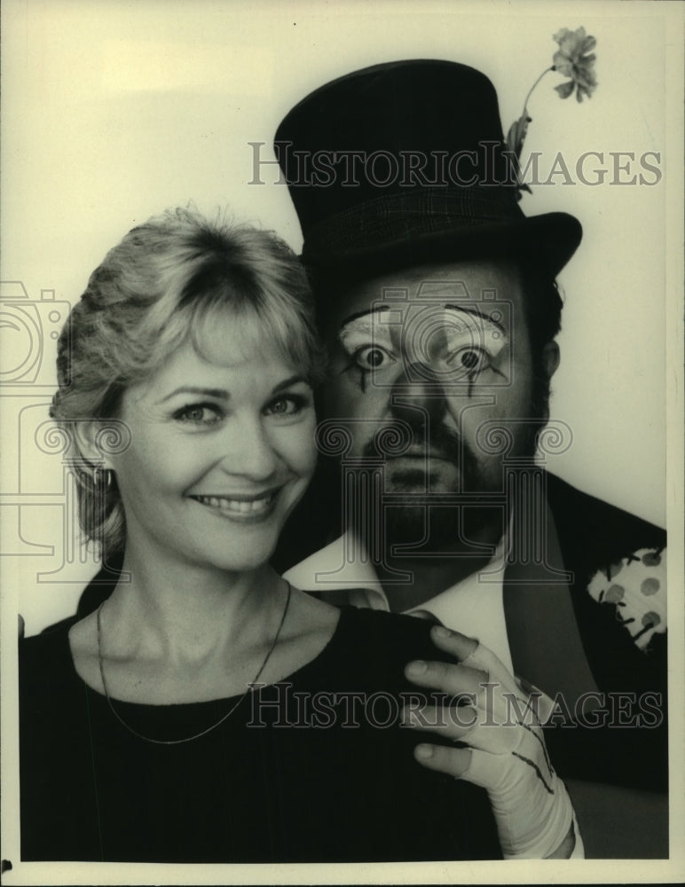 1983 Press Photo Dee Wallace, Dom DeLuise of &quot;Happy&quot; - nop20827-Historic Images