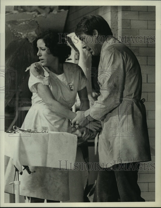 1975 Press Photo Louise Sorel and Burr Debenning on Medical Center, on CBS. - Historic Images