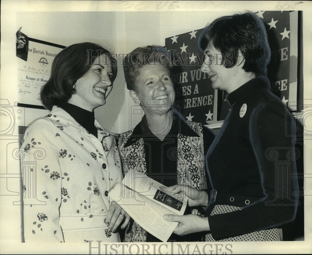 1974 Press Photo Mrs. Jane Jurik, Miss Ann Davis, and Mrs. Harriet Burnett.-Historic Images