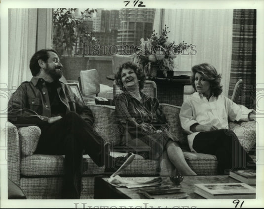 1982 Press Photo Duke Astin and co-stars sitting on a couch - nop21224-Historic Images