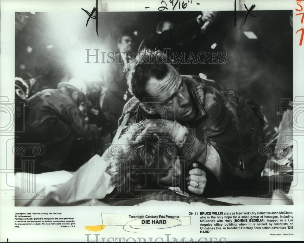 1988 Bruce Willis and Bonnie Bedelia in a scene from Die Hard. - Historic Images