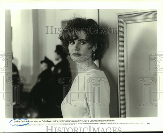 1992 Press Photo Geena Davis stars as a reporter in "Hero." - Historic Images