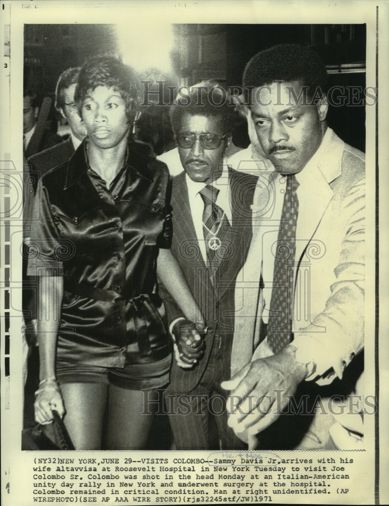 1971 Sammy Davis Jr. and wife, Altovise Gore, arrive in New York. - Historic Images