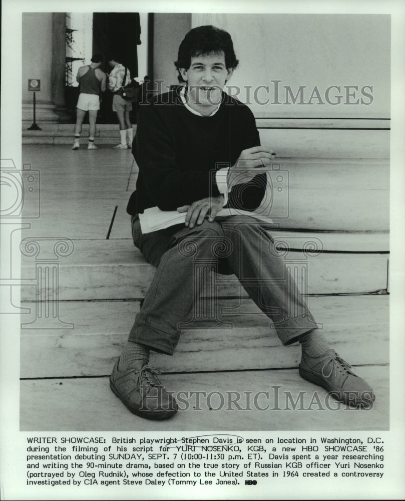 1986 Press Photo Stephen Davis on location filming Yuri Nosenko, KGB, on HBO. - Historic Images