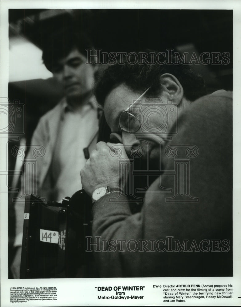 1986 Press Photo Director Arthur Penn on set of Dead of Winter. - nop21932 - Historic Images