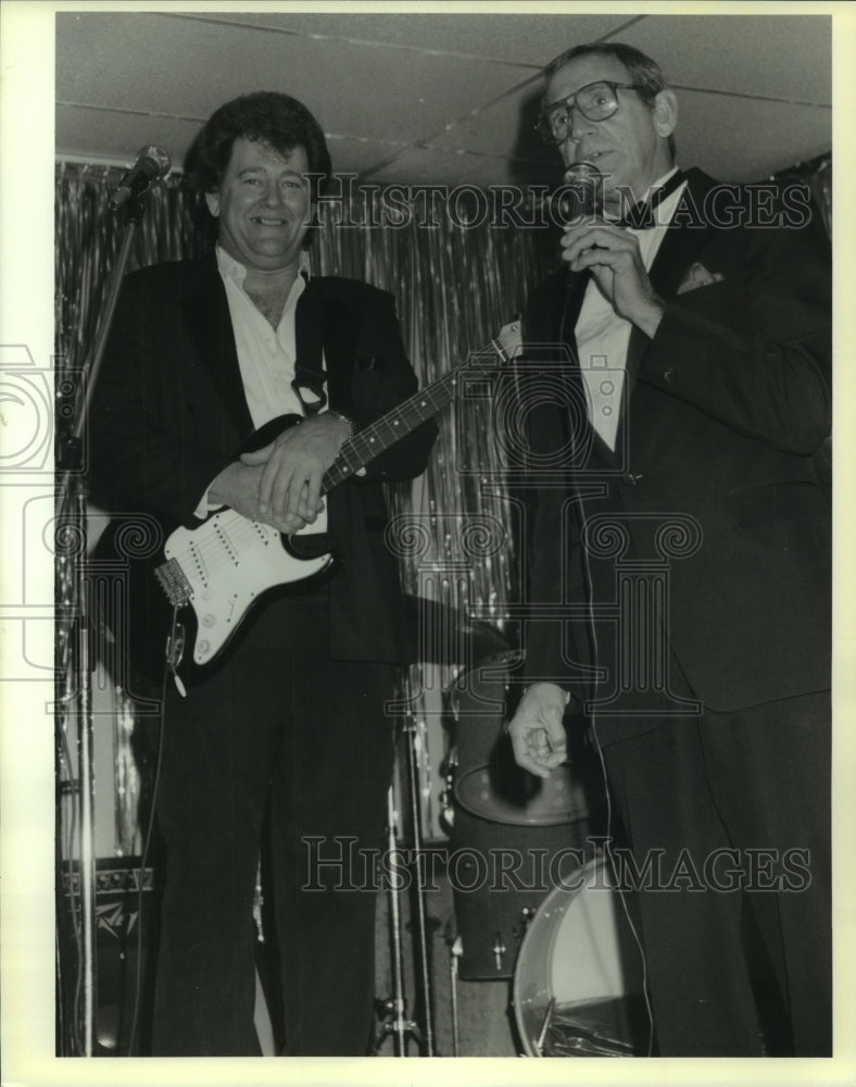 1989 Press Photo Mel Douglas &amp; Carmen Vaccaro perform at Villa Lounge in Harvey. - Historic Images