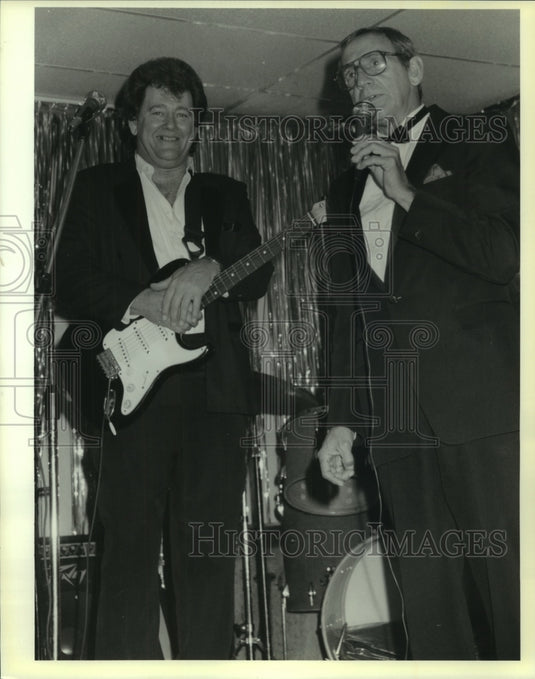 1989 Press Photo Mel Douglas & Carmen Vaccaro perform at Villa Lounge in Harvey. - Historic Images