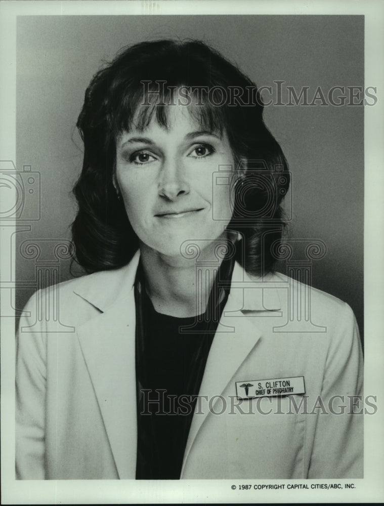 1987 Press Photo Actress Barbara Dana As Dr. Sandy Clifton In TV Show &quot;Harry&quot; - Historic Images