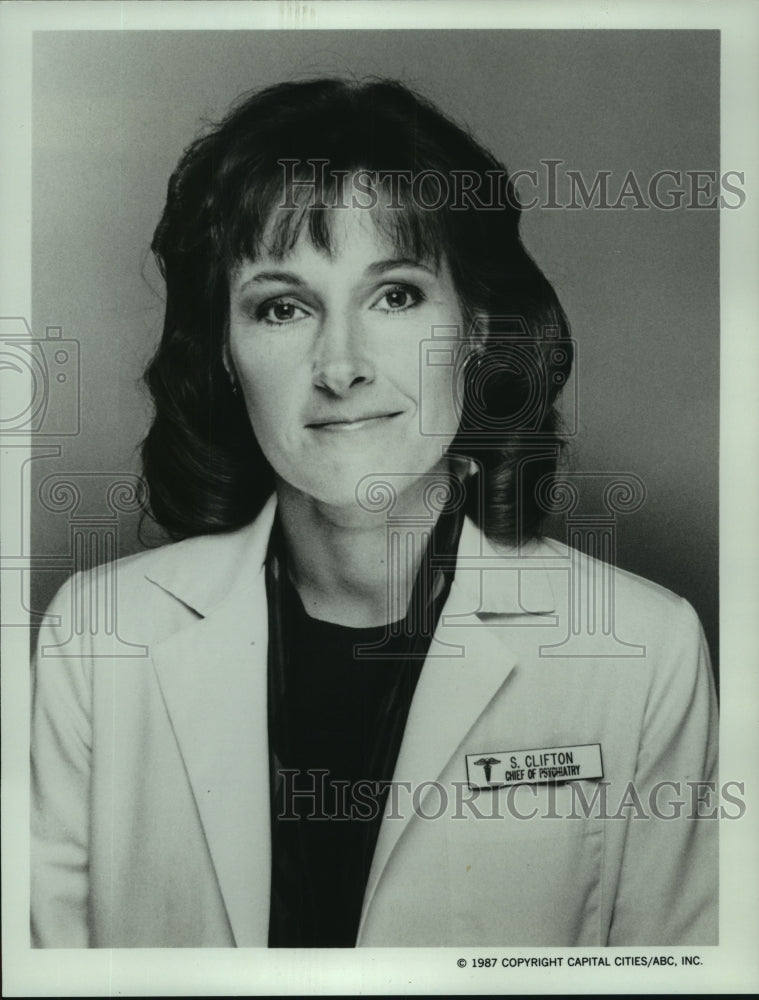 1987 Press Photo Actress Barbara Dana As Dr. Sandy Clifton In TV Show "Harry" - Historic Images