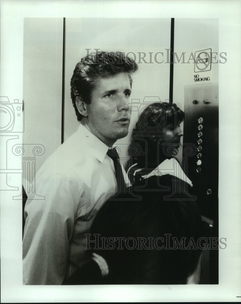 1988 Press Photo Steve Dunlop, reporter and anchor on The Reporters, on Fox. - Historic Images