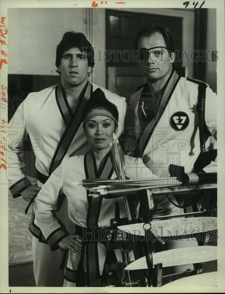 1982 Press Photo Tony Longo, Donna Kei Benz &amp; Fred Dryer on CHiPs, on NBC. - Historic Images