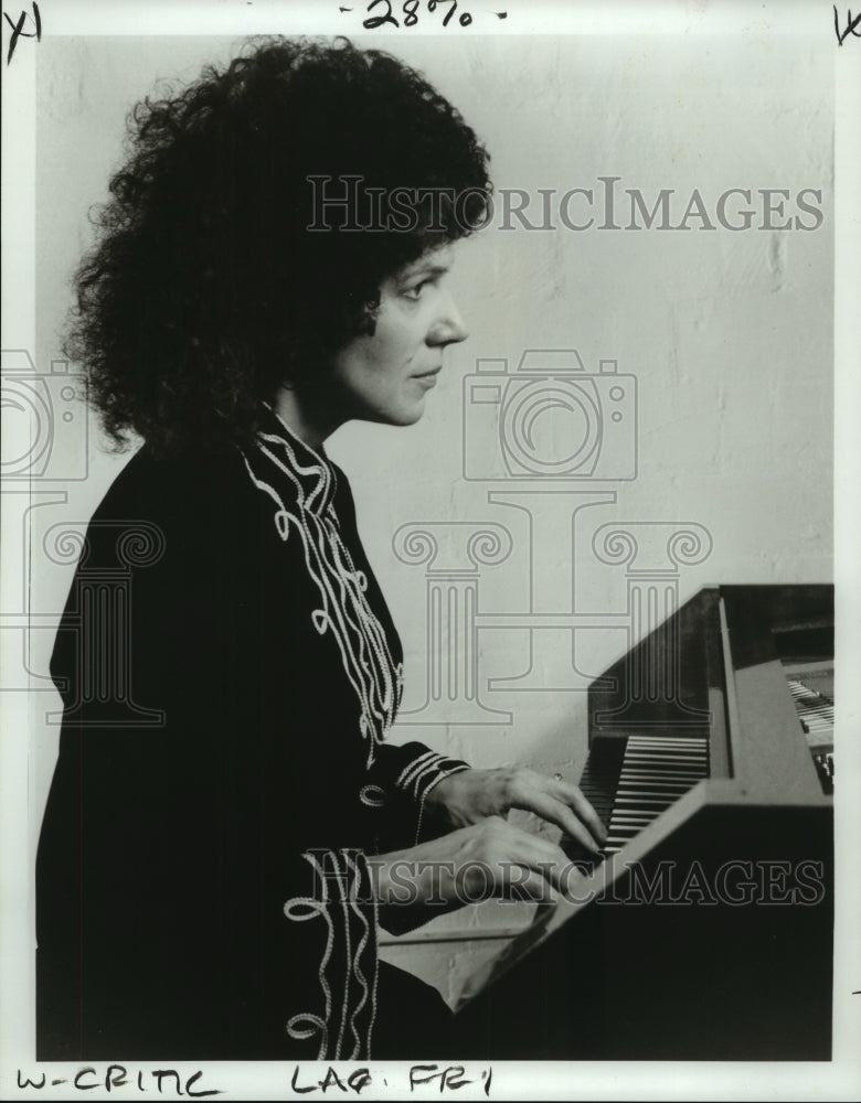 1991 Press Photo Susan Duer, portepiano, on Cathedral Concerts, - nop22261 - Historic Images