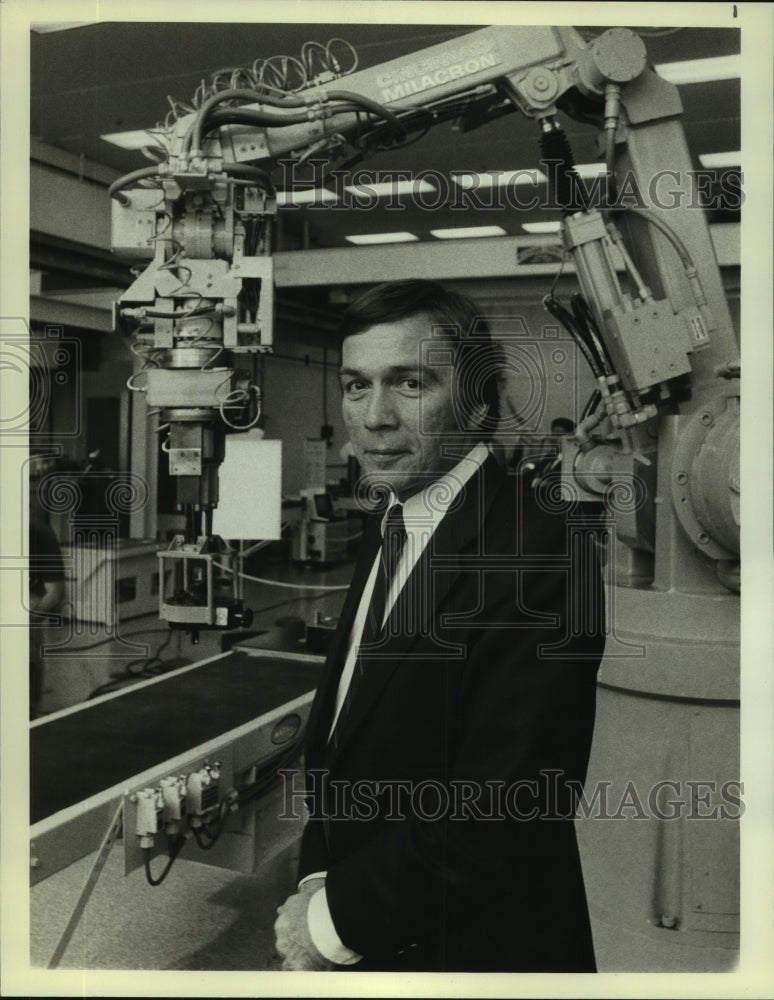 1981 Press Photo NBC News Correspondent Lloyd Dobyns At a General Motors Center - Historic Images