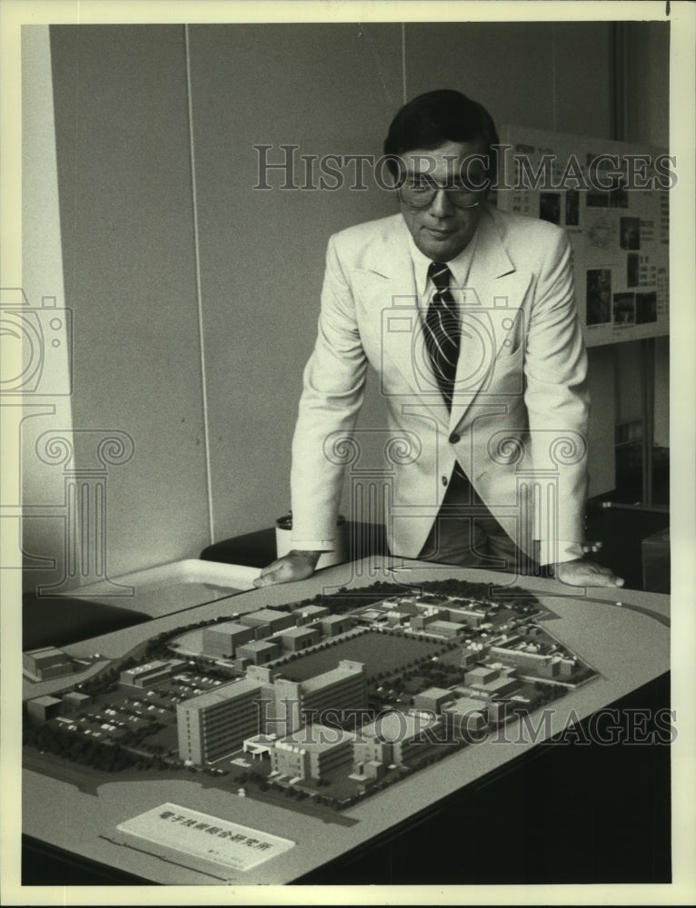 1982 Press Photo NBC News Corespondent Lloyd Dobyns With a Model of Tsubaka - Historic Images