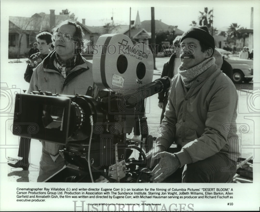 1985 Press Photo Ray Villalobos and Eugene Corr on scene set of &quot;Desert Bloom&quot;-Historic Images